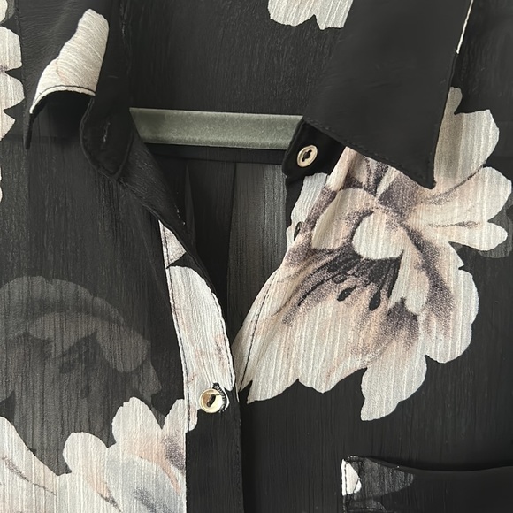 Dynamite Floral Midi Blouse - Picture 3 of 10